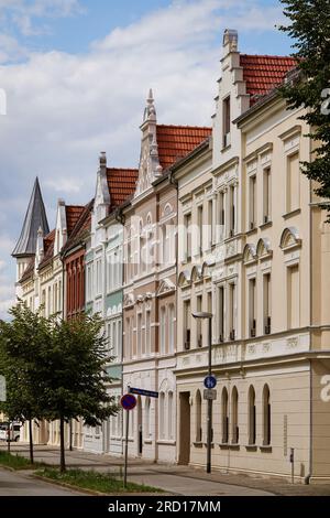 Wittenberge, Germania. 17 luglio 2023. Edifici residenziali e commerciali ristrutturati sorgono su Goethestraße nel centro di Wittenberg. Nel corso della presentazione della relazione 2022 sul mercato immobiliare da parte del Ministero degli interni e degli affari comunali del Brandeburgo, una conferenza stampa a Potsdam illustrerà l'evoluzione del mercato immobiliare nel Brandeburgo nell'ultimo anno. (To "Property Market report: Stabilization of prices expected") credito: Soeren Stache/dpa/Alamy Live News Foto Stock