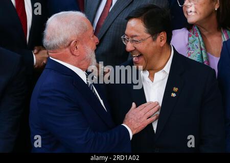 Bruxelles, Belgio. 17 luglio 2023. Il presidente brasiliano Luiz Inacio Lula da Silva (L) parla al presidente boliviano Luis Arce durante una sessione fotografica di gruppo del vertice UE-Comunità degli Stati latino-americani e caraibici (CELAC) a Bruxelles, in Belgio, il 17 luglio 2023. Il tema generale del vertice di quest'anno che si conclude martedì è: "Rinnovare il partenariato biregionale per rafforzare la pace e lo sviluppo sostenibile”. Crediti: Zheng Huansong/Xinhua/Alamy Live News Foto Stock