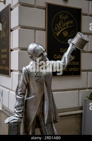 Bratislava, SK – 10 giugno 2023 Schöner Náci, creato dallo scultore Juraj Melis nel 1997. La statua è stata svelata quando la zona pedonale intorno al Foto Stock