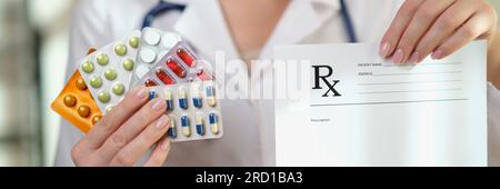 Il medico mostra molti pacchetti di diverse pillole e prescrizioni in bianco. Foto Stock