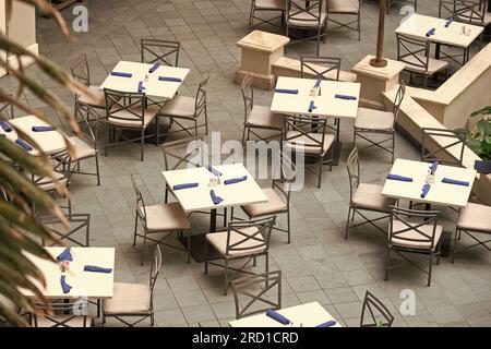 Bar all'aperto vuoto o ristorante. I mobili del ristorante Cafe sono allestiti nel cortile con terrazza sul patio Foto Stock