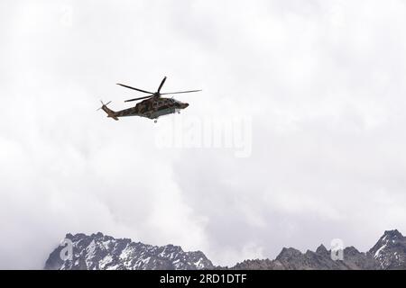 Elicottero sullo sfondo di nuvole bianche e calotte di ghiaccio Foto Stock