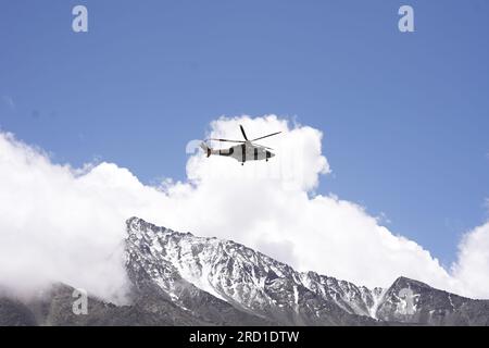 Elicottero sullo sfondo di nuvole bianche e calotte di ghiaccio Foto Stock