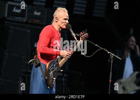 Carhaix, Francia. 17 luglio 2023. I Red Hot Chili Peppers si esibiscono dal vivo sul palco al festival Les Vieilles Charrues a Carhaix, Francia, il 17 luglio 2023. Foto di ABACAPRESS.COM Credit: Abaca Press/Alamy Live News Foto Stock