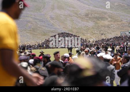 I giocatori di polo davanti alla folla allo Shandur Polo Festival Foto Stock