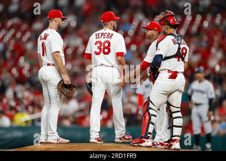 St Il manager dei Louis Cardinals Oliver Marmol (37) fa un cambio di lancio e toglie il lanciatore di rilievo Ryan Tepera (38) nel settimo inning durante un ML Foto Stock