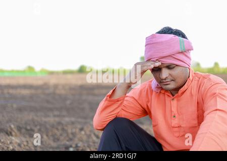 Felice agricoltore indiano, giovane agricoltore di sabbia, perdita in fattoria Foto Stock