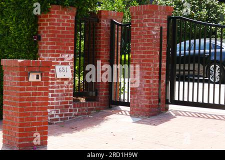 Pacific Palisades, California, USA 16 luglio 2023 compositore Burt Bacharach ex casa/casa al 681 Amalfi Drive il 16 luglio 2023 a Pacific Palisades, California, USA. Foto di Barry King/Alamy Stock Photo Foto Stock