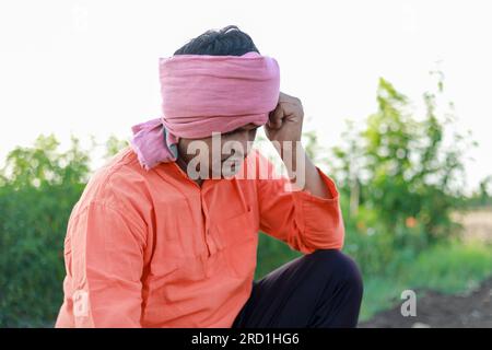 Felice agricoltore indiano, giovane agricoltore di sabbia, perdita in fattoria Foto Stock