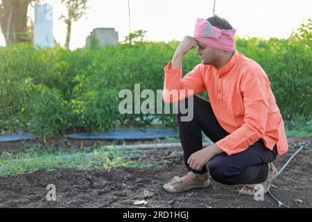 Felice agricoltore indiano, giovane agricoltore di sabbia, perdita in fattoria Foto Stock