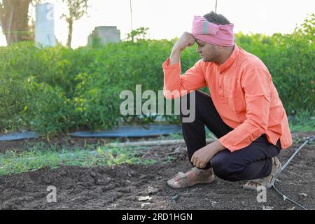 Felice agricoltore indiano, giovane agricoltore di sabbia, perdita in fattoria Foto Stock