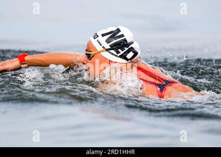 Fukuoka, Giappone. 18 luglio 2023. FUKUOKA, GIAPPONE - 18 LUGLIO: Sharon van Rouwendaal dei Paesi Bassi che gareggia nella 5 km di Open Water Women nel giorno 5 dei Campionati mondiali di acquatici di Fukuoka 2023 al Seaside Momochi Beach Park il 18 luglio 2023 a Fukuoka, Giappone (foto di Nikola Krstic/BSR Agency) credito: Agenzia BSR/Alamy Live News Foto Stock