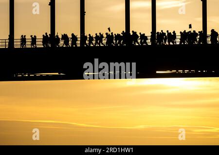 NIJMEGEN - i corridori attraversano a piedi il ponte Waal il primo giorno delle marce dei quattro giorni di Nijmegen. ANP ROB ENGELAAR netherlands Out - belgium Out Foto Stock