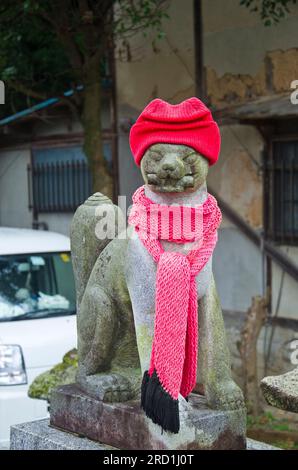 Statua di volpe presso il santuario Chiyoinari nella città di Tsuyama, prefettura di Okayama, Chugoku, Giappone. Foto Stock