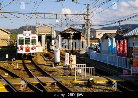 I treni mascotte Cat alla stazione di Idakiso, gestiti dall'operatore ferroviario privato Wakayama Electric Railway. Foto Stock