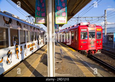 I treni mascotte Cat alla stazione di Idakiso, gestiti dall'operatore ferroviario privato Wakayama Electric Railway. Foto Stock