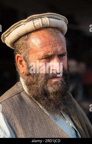 Lahore, Punjab, Pakistan - 11 10 2019 : ritratto ravvicinato di un uomo barbato di mezza età che indossa il pakol tradizionale alla luce del sole del tardo pomeriggio Foto Stock