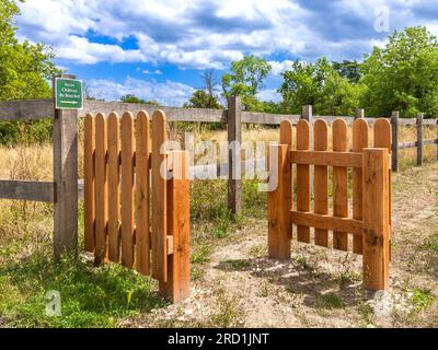 Nuovi cancelli fissi tradizionali a zig-zag all'ingresso del sentiero lungo la strada - Rosnay, Brenne, Indre (36), Francia. Foto Stock