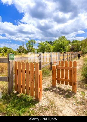 Nuovi cancelli fissi tradizionali a zig-zag all'ingresso del sentiero lungo la strada - Rosnay, Brenne, Indre (36), Francia. Foto Stock