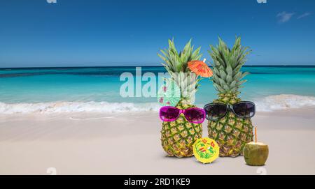 Concetto di vacanza estiva: Divertenti ananas sulla spiaggia. Foto Stock