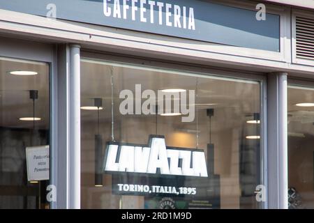 Milano , Italia - 07 10 2023 : logo Lavazza e cartellino di testo su pareti finestre facciata pubblicità caffetteria Foto Stock