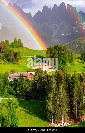 Rocce mozzafiato delle Dolomiti - le montagne più belle delle Alpi, sito dell'UNESCO. Riprese uniche con arcobaleno. Splendida valle della Val di Funes in alto Adige, Foto Stock