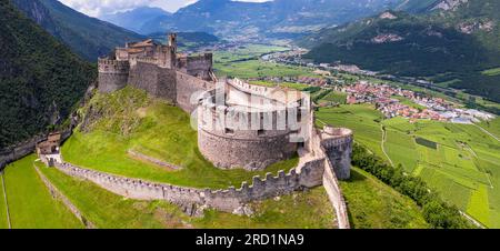 Castel Beseno vista panoramica aerea droni - i più famosi e suggestivi castelli medievali d'Italia nella provincia di Trento, Trentino Foto Stock