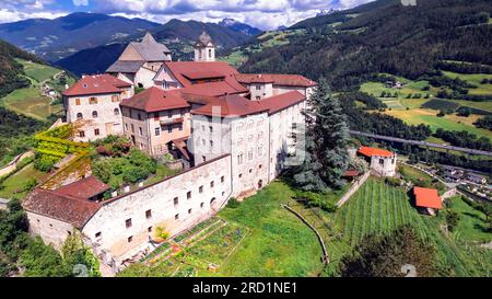 Viaggio in Italia e luoghi di interesse. Paesino panoramico di chiusa e del famoso monastero benedettino Sabiona in alto Adige, provincia di Bolzano. Drone aereo Foto Stock