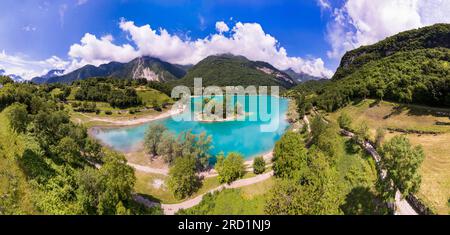 Splendido lago turchese di Tenno in Trentino, circondato dalle montagne alpine. Vista panoramica con droni aerei Foto Stock