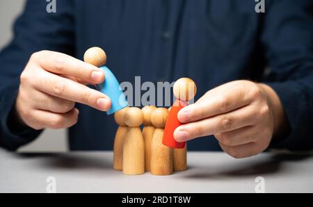 Sostituzione del leader del gruppo con un nuovo candidato. Cambio di leader in uno leale. Comunicazione efficace e un piano chiaro per una consegna fluida. Foto Stock