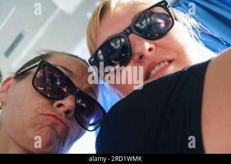 Turisti allegri in una tenda turistica da vicino con gli occhiali da sole Foto Stock