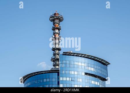 moderno edificio in vetro con antenne telefoniche Foto Stock