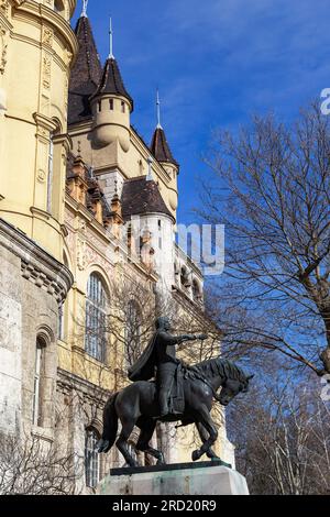 BUDAPEST, UNGHERIA - 13 MARZO 2023: Si tratta di un monumento equestre a Janos Hunyadi vicino al castello di Vajdahunyad nel parco di Varosliteg. Foto Stock