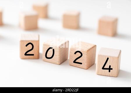 Pianificazione aziendale e conto alla rovescia fino al 2025. Capovolgere da 2024 a 2025 su cubetti di legno su un tavolo di legno Foto Stock