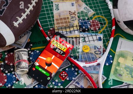 Primo piano ritagliato di mani maschili che fanno scommesse utilizzando l'applicazione mobile per il gioco d'azzardo sul suo telefono. Uomo che guarda la partita di calcio in onda online sul suo Foto Stock