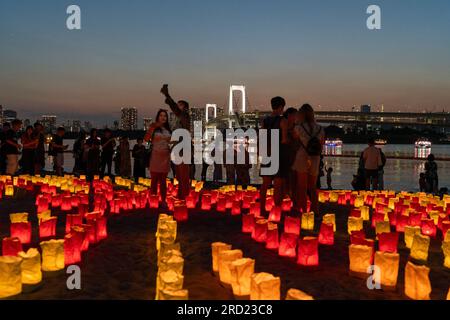 Tokyo, Giappone. Vista generale, 17 luglio 2023 - l'Odaiba Lantern Festival (noto anche come Sea Day Lantern Festival) è un evento annuale che si svolge tipicamente durante i mesi estivi a Tokyo, in Giappone. Dal 2004, il Sea Day Lantern Festival è una tradizione molto amata, con candele accese in lanterne di carta colorata per pregare per la sicurezza in mare. L'evento ha lo scopo di celebrare le tradizioni e il patrimonio culturale giapponesi, offrendo al contempo un'esperienza gioiosa ai visitatori. (Foto di Keiichi Miyashita/AFLO) credito: Aflo Co. Ltd./Alamy Live News Foto Stock