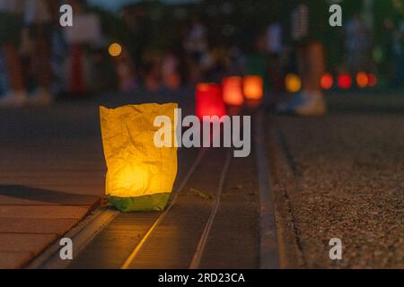 Tokyo, Giappone. Vista generale, 17 luglio 2023 - l'Odaiba Lantern Festival (noto anche come Sea Day Lantern Festival) è un evento annuale che si svolge tipicamente durante i mesi estivi a Tokyo, in Giappone. Dal 2004, il Sea Day Lantern Festival è una tradizione molto amata, con candele accese in lanterne di carta colorata per pregare per la sicurezza in mare. L'evento ha lo scopo di celebrare le tradizioni e il patrimonio culturale giapponesi, offrendo al contempo un'esperienza gioiosa ai visitatori. (Foto di Keiichi Miyashita/AFLO) credito: Aflo Co. Ltd./Alamy Live News Foto Stock