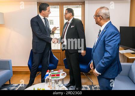 Bruxelles, Belgio. 18 luglio 2023. BRUXELLES - il primo ministro uscente Mark Rutte durante un incontro con il presidente del Suriname Chan Santokhi al vertice UE-CELAC. ANP JONAS ROOSENS netherlands Out - belgium Out Credit: ANP/Alamy Live News Foto Stock