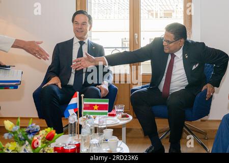 Bruxelles, Belgio. 18 luglio 2023. BRUXELLES - il primo ministro uscente Mark Rutte durante un incontro con il presidente del Suriname Chan Santokhi al vertice UE-CELAC. ANP JONAS ROOSENS netherlands Out - belgium Out Credit: ANP/Alamy Live News Foto Stock