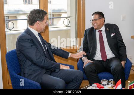 Bruxelles, Belgio. 18 luglio 2023. BRUXELLES - il primo ministro uscente Mark Rutte durante un incontro con il presidente del Suriname Chan Santokhi al vertice UE-CELAC. ANP JONAS ROOSENS netherlands Out - belgium Out Credit: ANP/Alamy Live News Foto Stock