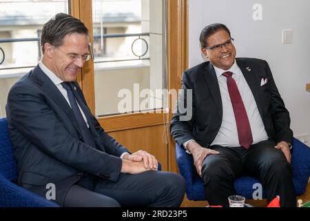 Bruxelles, Belgio. 18 luglio 2023. BRUXELLES - il primo ministro uscente Mark Rutte durante un incontro con il presidente del Suriname Chan Santokhi al vertice UE-CELAC. ANP JONAS ROOSENS netherlands Out - belgium Out Credit: ANP/Alamy Live News Foto Stock