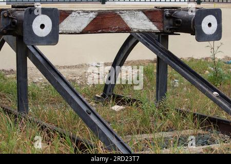 Fine delle ferrovie con segnaletica e tamponi ad Alcoy, Spagna Foto Stock