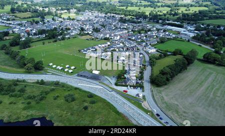 Vista droni della città di Bala, Snowdonia, Gwynedd, Galles, luglio 2023 Foto Stock