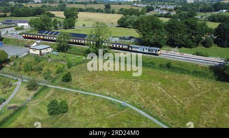 Conservato diesel loco 31271 lasciando la stazione ferroviaria di Corwen con il servizio 13,40 per Llangollen, Llangollen Heritage Railway, Galles, luglio 2023 Foto Stock