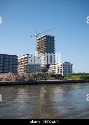 Anversa, Belgio, 8 luglio 2023, costruzione di nuovi edifici, skyline di Anversa, grattacieli sulla riva destra Foto Stock