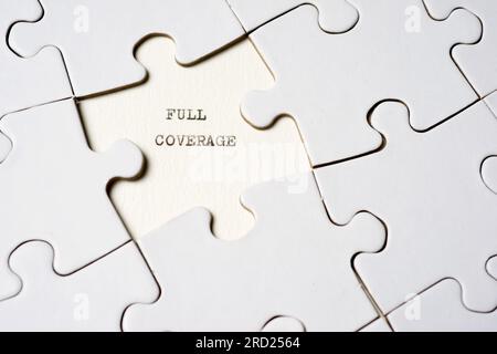 Testo completo scritto con una macchina da scrivere in un puzzle bianco Foto Stock