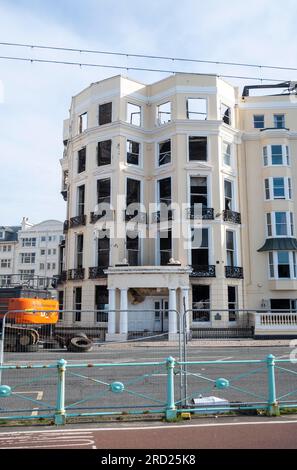 Brighton Regno Unito 18 luglio 2023 - strade chiuse dal Burned Out Royal Albion Hotel sul lungomare di Brighton prima dell'inizio dei lavori di demolizione: Credit Simon Dack / Alamy Live News Foto Stock