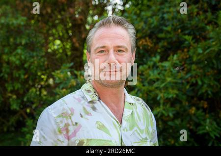 Amburgo, Germania. 20 giugno 2023. Il cantante Sasha si trova nel giardino della sua proprietà. Per il libro e l'album di accompagnamento "Toto and the Man in the Moon" con musica del cantante, sua moglie e lui sono stati ispirati dal loro comune figlio otto. (A dpa 'Sasha on the Road: Libro e album per bambini: 'Toto and the man in the Moon') credito: Gregor Fischer/dpa/Alamy Live News Foto Stock