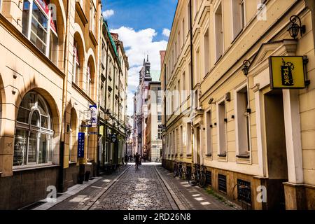 Poznan, Polonia - 5 luglio 2022: Bella strada stretta nella parte centrale di Poznan Foto Stock