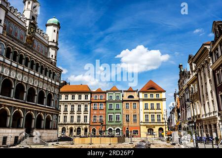 Poznan, Polonia - 5 luglio 2022: Piazza del vecchio mercato (Stary Rynek) con piccole case colorate, turisti e il vecchio municipio di Poznan, Polonia. Quadrato in ricostruzione. Foto Stock